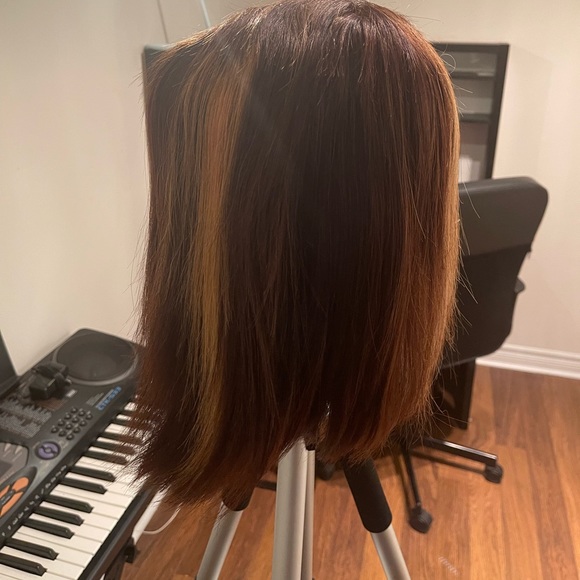 12 in brown wig with blonde highlights - Picture 2 of 2